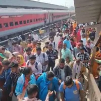 crowds-rush-to-catch-the-train-at-the-station_c0e6ef989fbbb2bb270223c62cd71f00