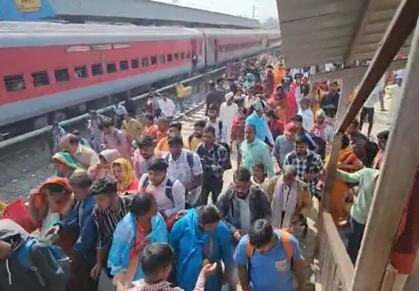 crowds-rush-to-catch-the-train-at-the-station_c0e6ef989fbbb2bb270223c62cd71f00