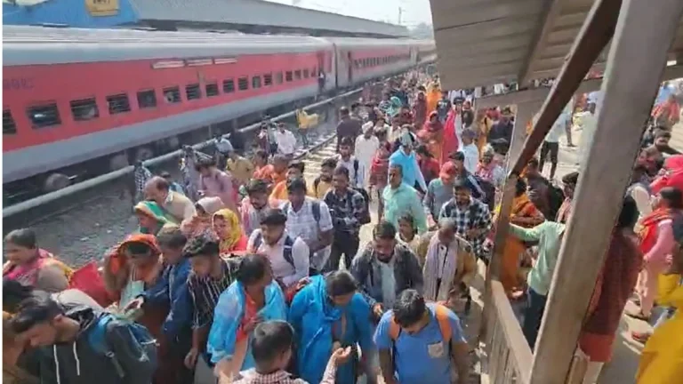 crowds-rush-to-catch-the-train-at-the-station_c0e6ef989fbbb2bb270223c62cd71f00