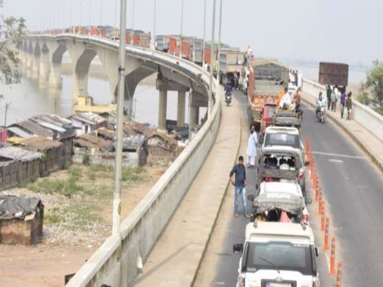 traffic_affected_till_navagachia_due_to_ten_hours_jam_on_vikramashila_bridge_in_bhagalpur__1571290266