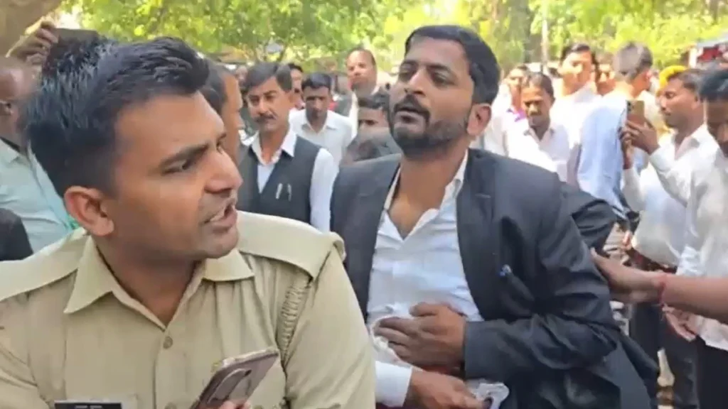 69d3a4dc33690-cousin-shoots-brother-inside-court-complex-061934673-16x9