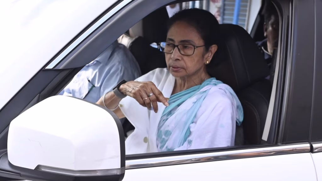 CM-Mamata-Banerjee-on-way-to-a-counting-centre-in-Kolkata.-Express