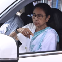 CM-Mamata-Banerjee-on-way-to-a-counting-centre-in-Kolkata.-Express