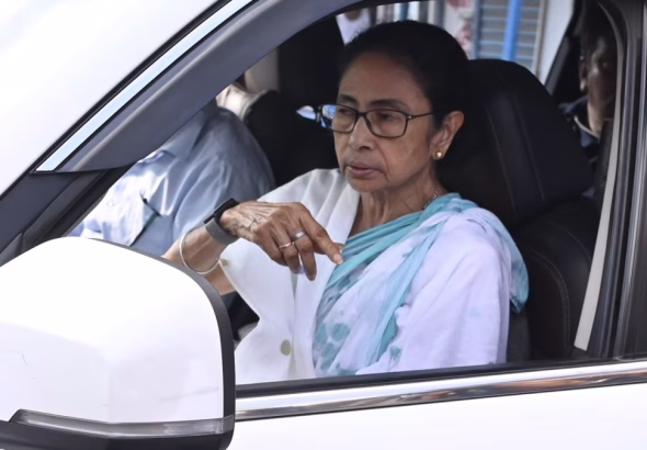 CM-Mamata-Banerjee-on-way-to-a-counting-centre-in-Kolkata.-Express