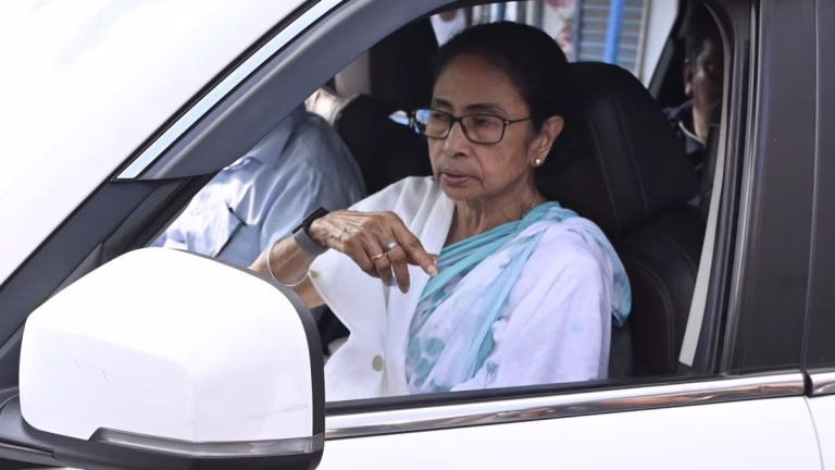CM-Mamata-Banerjee-on-way-to-a-counting-centre-in-Kolkata.-Express